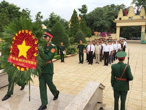 នាយករដ្ឋមន្ត្រីកម្ពុជាសម្ដេចតេជោ ហ៊ុន សែន អញ្ជើញទៅទស្សនាមណ្ឌលកេរ្តិ៍ដំណែលកងលេខ១២៥ - ảnh 1